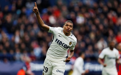 尊皇国际快讯-阿森纳女足主题地铁车厢